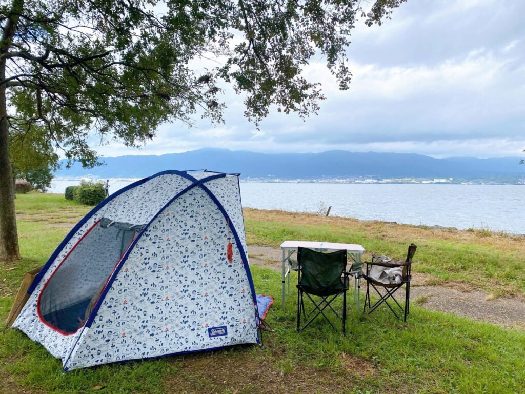 湖岸緑地　志那2でテントを広げてピクニック