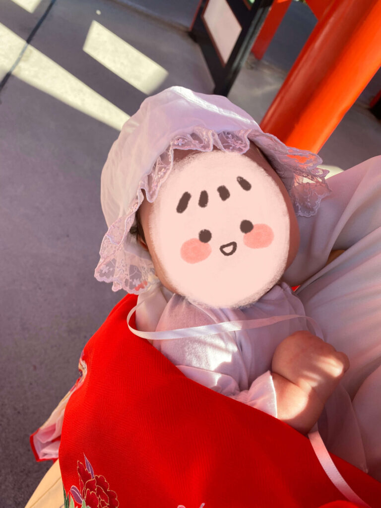 お宮参りでセレモニードレスを着た赤ちゃん
